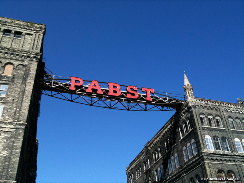 The old Pabst sign is still a beacon that beckons to points east. (PHOTO: Bobby Tanzilo)