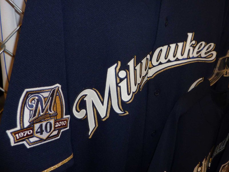 Brewers unveil new alternate jersey