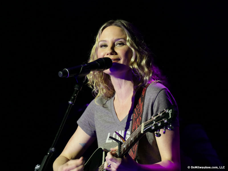 Jennifer Nettles and company burn hot at CMT's Next Women of Country tour