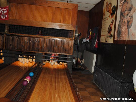 The Thirsty Duck promises pizza, duck-pin bowling