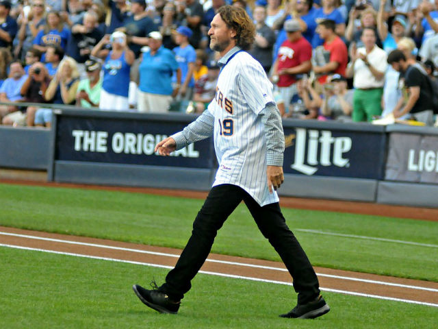 Former Milwaukee Brewers' Robin Yount waves to the crowd after