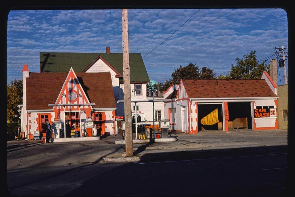 11 vintage photos of Milwaukee gas stations