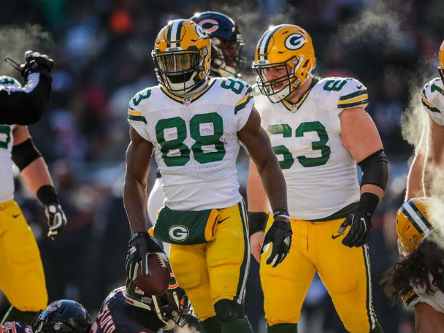 Green Bay Packers running back Ty Montgomery (88) breaks away from