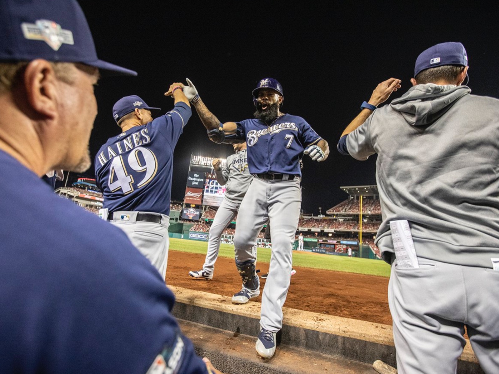 Christian Yelich fractures right knee cap on foul ball, will miss