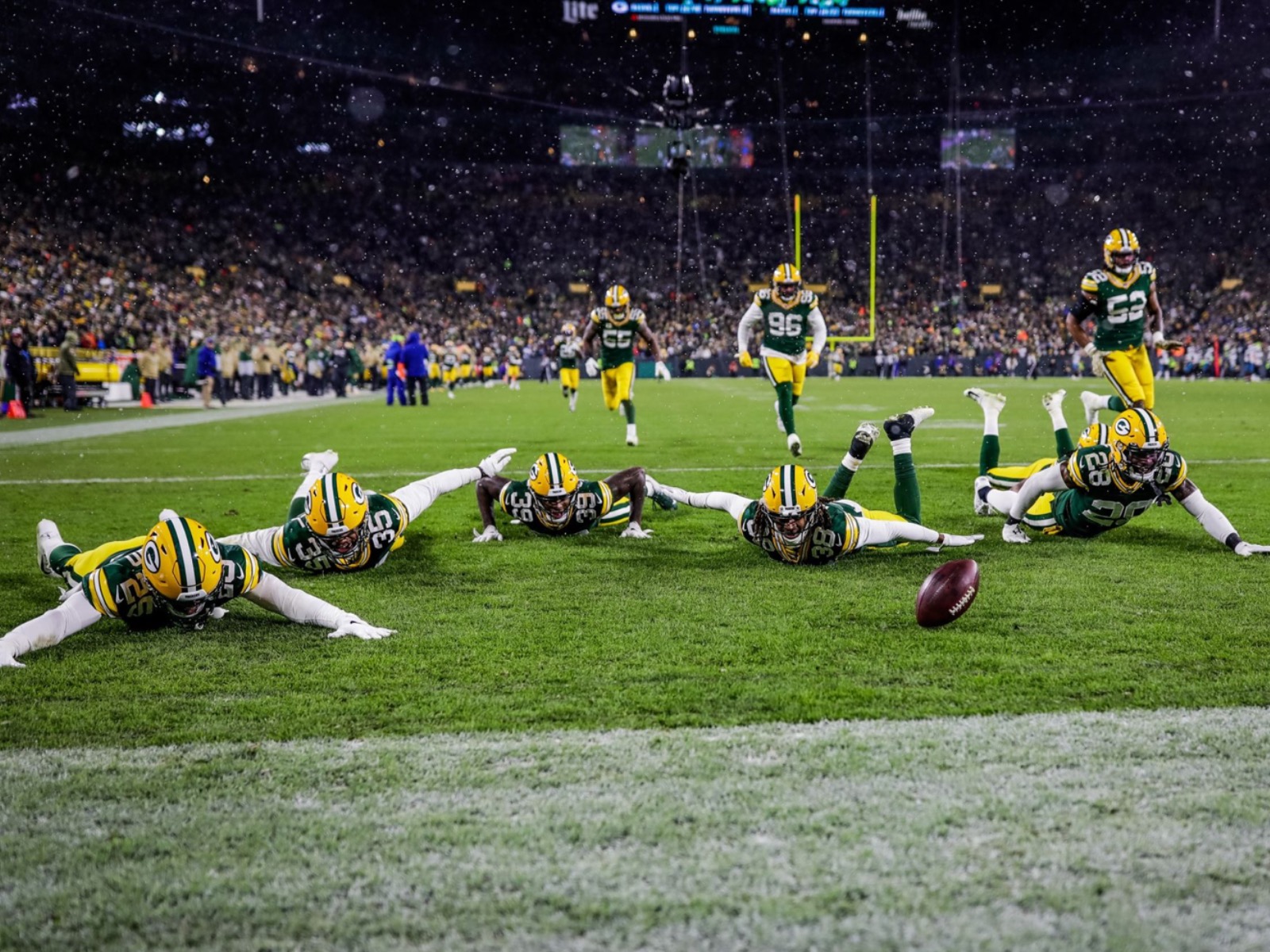 Christian McCaffrey scores a TD at snowy Lambeau Field