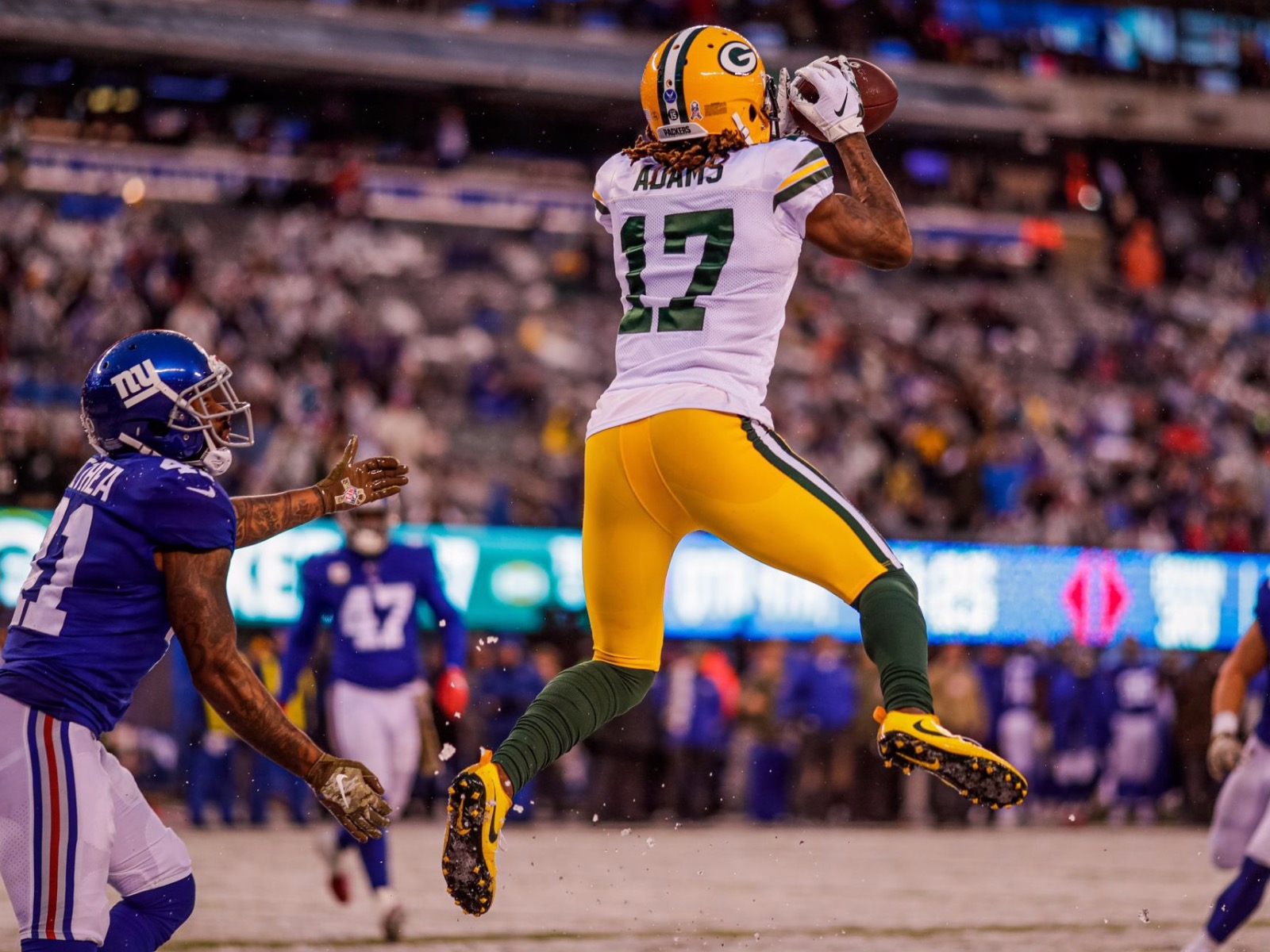 13 cool images from the Packers' snowy smackdown of the Titans