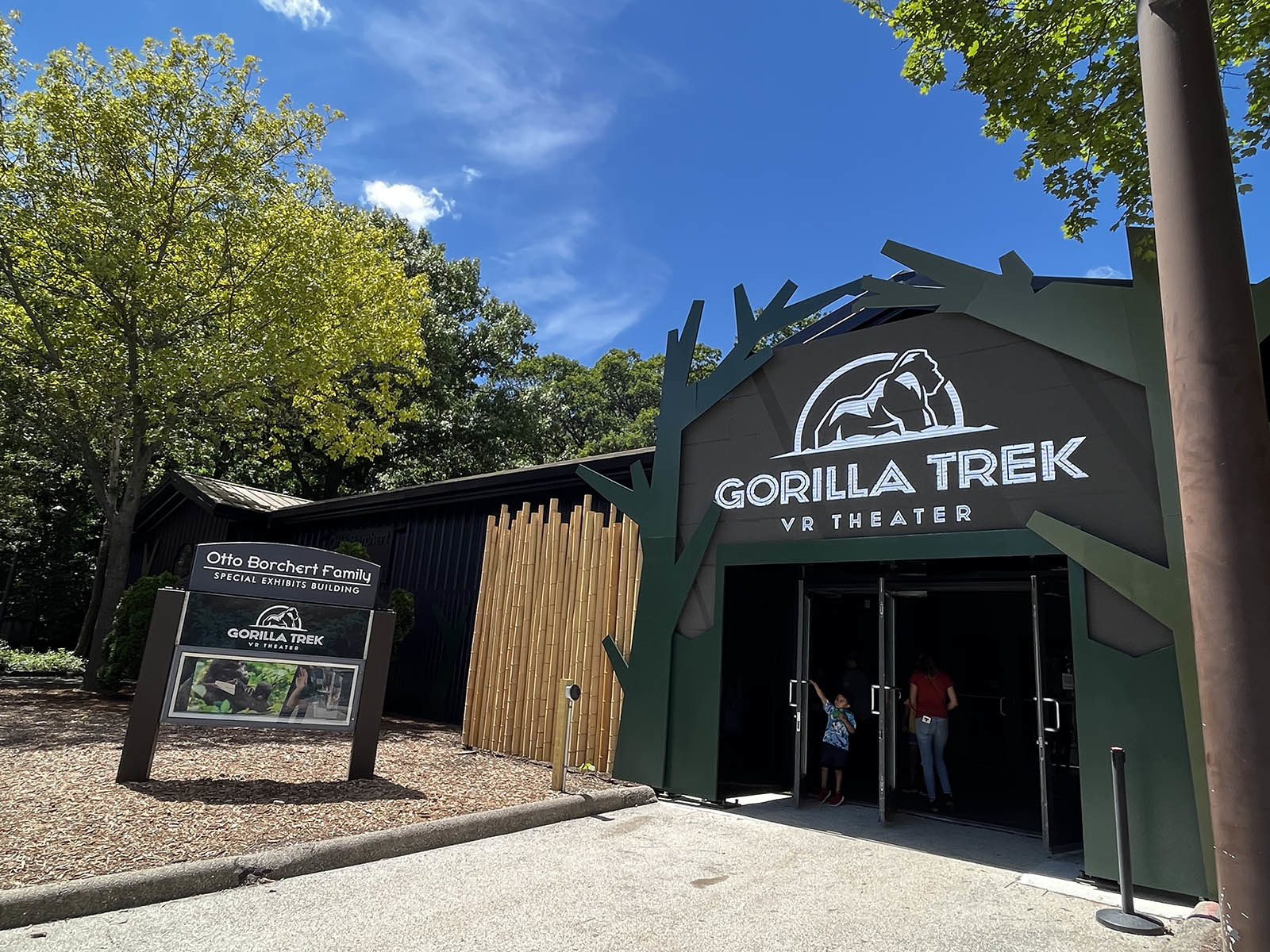 gorilla trek milwaukee zoo